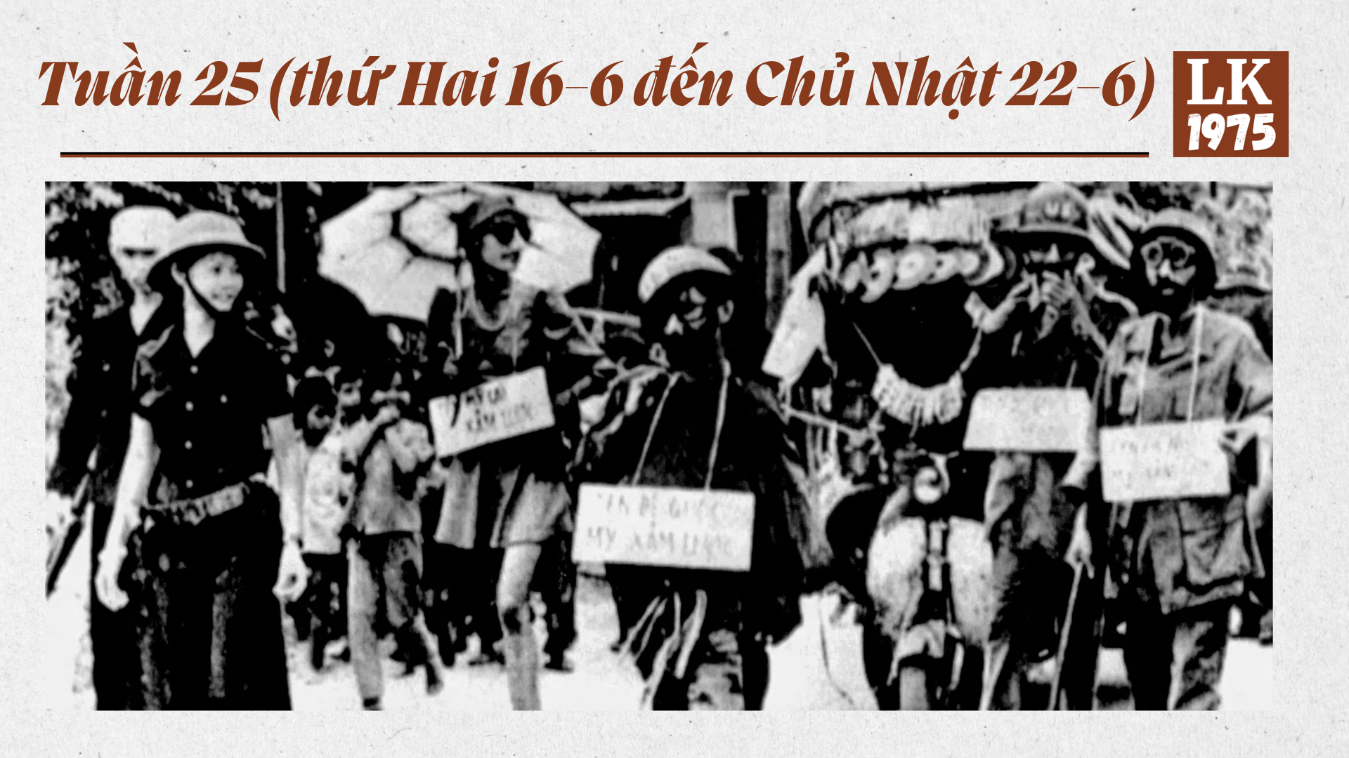 Đám tang giả của “nền văn hóa suy đồi” của Mỹ ở miền Nam Việt Nam. Bốn người ăn mặc như người Mỹ, dẫn đầu đoàn diễu hành. Theo sau là những xe chở đầy tiểu thuyết, tạp chí và nhạc thịnh hành dưới chế độ VNCH. Hình đăng trên trang 30 tờ Longview Daily News 19-6. Nguồn: Longview Daily News/ Newspapers.com